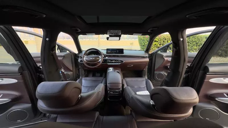 Hyundai Genesis to order with driver